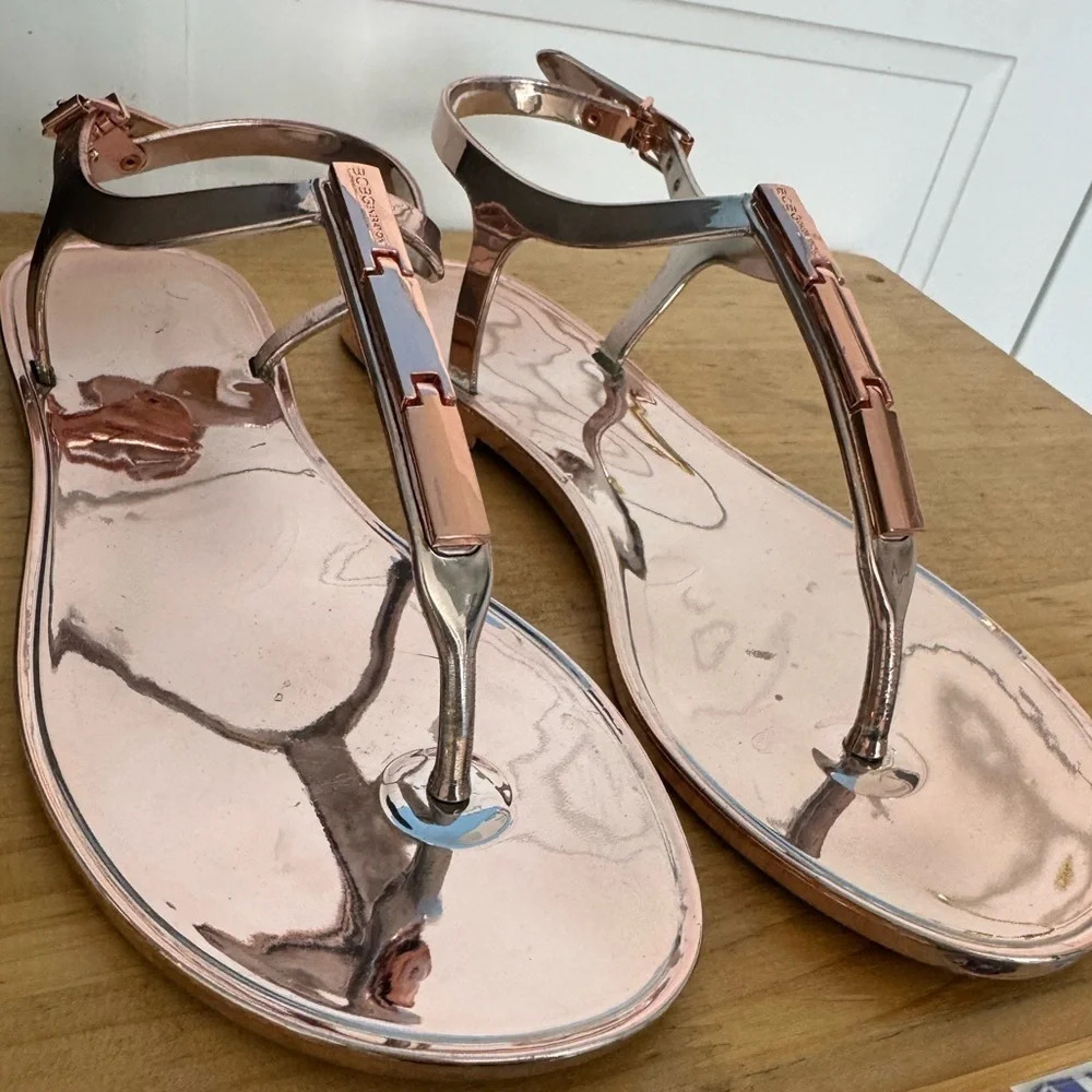 BCBG Generation rose gold thong metallic t strap sandal vacation street glam 8